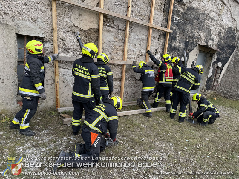 20251122_1. ZUG der 2. KHD Bereitschaft übt am Gelände des Tritolwerk  Foto: S5 Stefan Schneider BFKDO BADEN