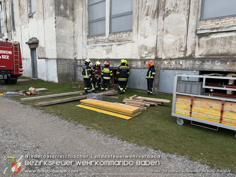 20251122_1. ZUG der 2. KHD Bereitschaft übt am Gelände des Tritolwerk  Foto: S5 Stefan Schneider BFKDO BADEN