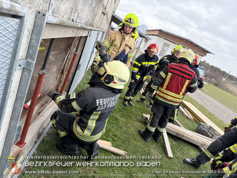 20251122_1. ZUG der 2. KHD Bereitschaft übt am Gelände des Tritolwerk  Foto: S5 Stefan Schneider BFKDO BADEN