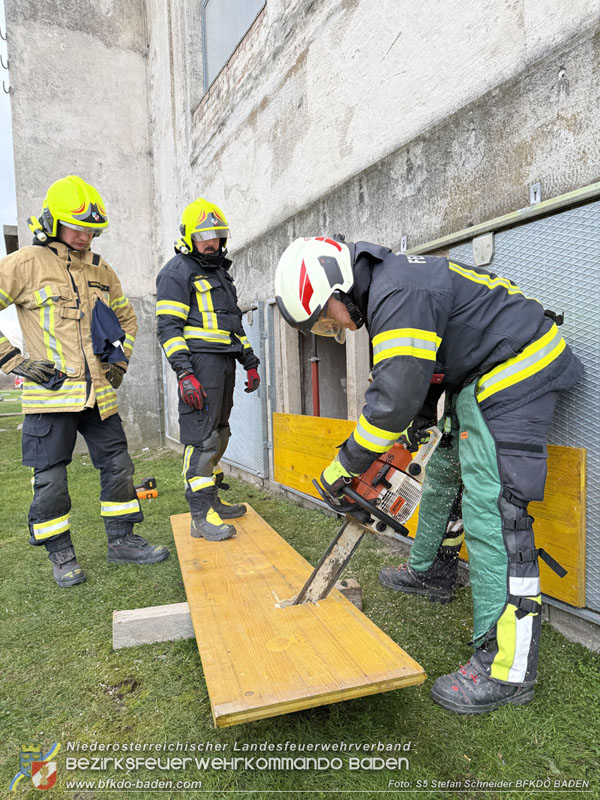 20251122_1. ZUG der 2. KHD Bereitschaft übt am Gelände des Tritolwerk  Foto: S5 Stefan Schneider BFKDO BADEN