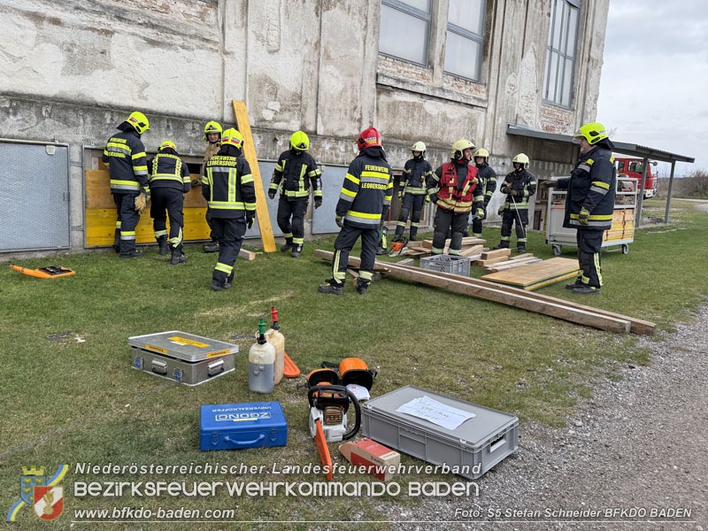 20251122_1. ZUG der 2. KHD Bereitschaft übt am Gelände des Tritolwerk  Foto: S5 Stefan Schneider BFKDO BADEN