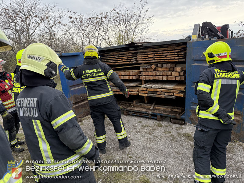 20251122_1. ZUG der 2. KHD Bereitschaft übt am Gelände des Tritolwerk  Foto: S5 Stefan Schneider BFKDO BADEN