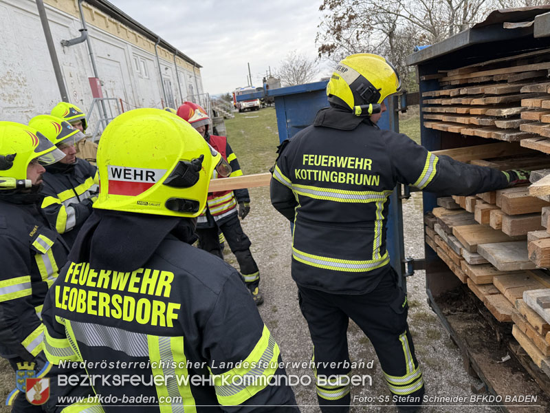 20251122_1. ZUG der 2. KHD Bereitschaft übt am Gelände des Tritolwerk  Foto: S5 Stefan Schneider BFKDO BADEN