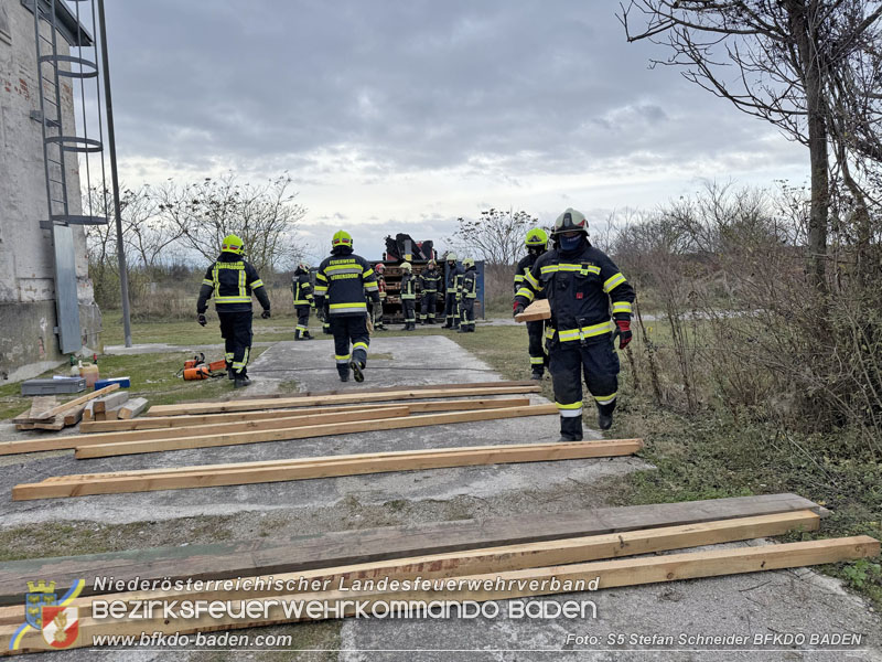20251122_1. ZUG der 2. KHD Bereitschaft übt am Gelände des Tritolwerk  Foto: S5 Stefan Schneider BFKDO BADEN