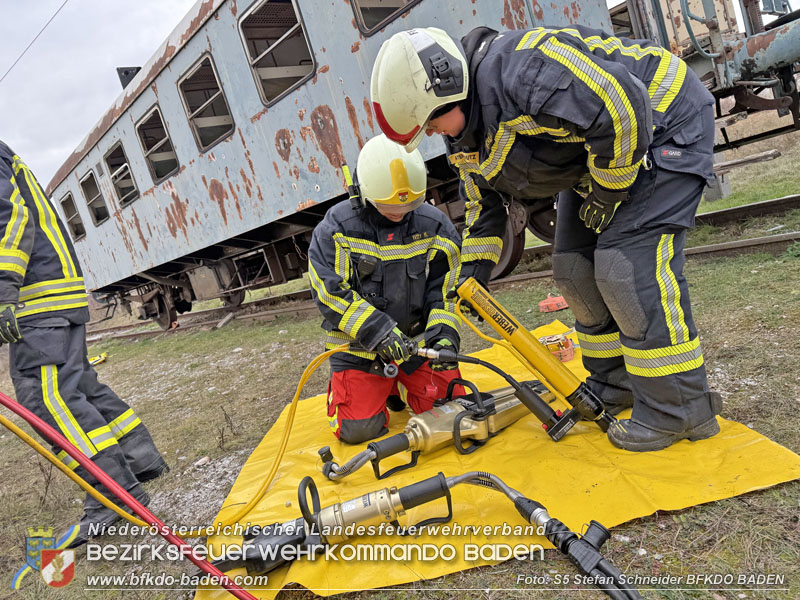 20251122_3. KHD-ZUG Baden übt am Katastrophenübungsplatz Tritolwerk Eggendorf   Foto: S5 Stefan Schneider BFKDO BADEN
