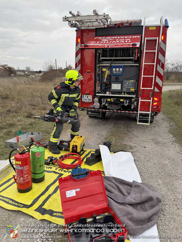20251122_3. KHD-ZUG Baden übt am Katastrophenübungsplatz Tritolwerk Eggendorf   Foto: S5 Stefan Schneider BFKDO BADEN