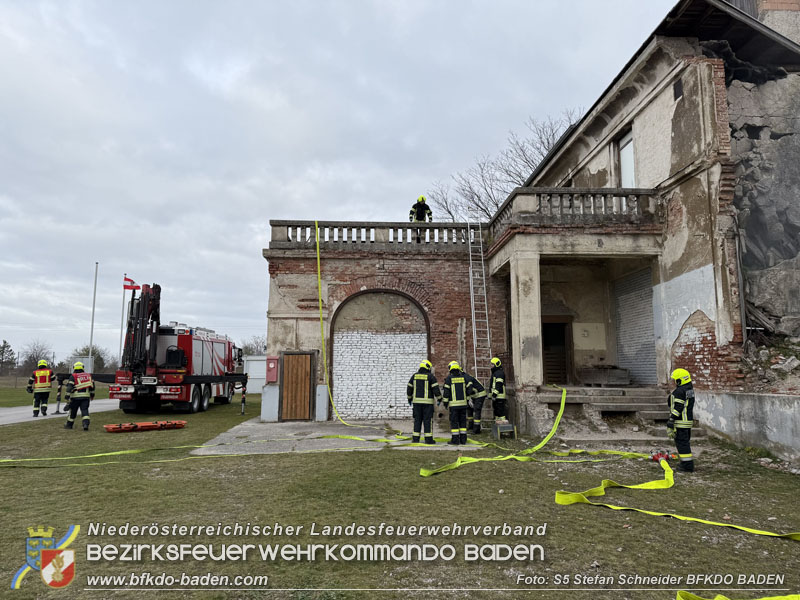 20251122_3. KHD-ZUG Baden übt am Katastrophenübungsplatz Tritolwerk Eggendorf   Foto: S5 Stefan Schneider BFKDO BADEN