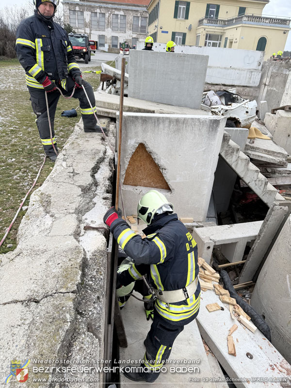20251122_3. KHD-ZUG Baden übt am Katastrophenübungsplatz Tritolwerk Eggendorf   Foto: S5 Stefan Schneider BFKDO BADEN