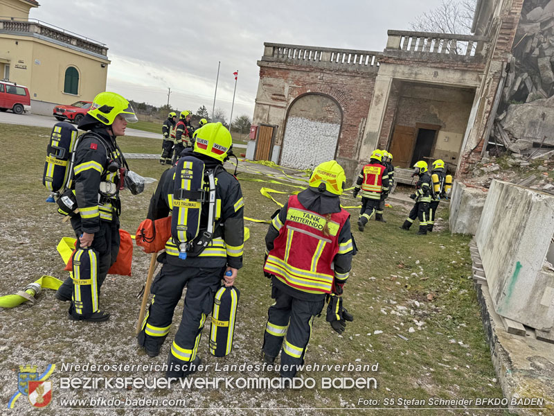 20251122_3. KHD-ZUG Baden übt am Katastrophenübungsplatz Tritolwerk Eggendorf   Foto: S5 Stefan Schneider BFKDO BADEN