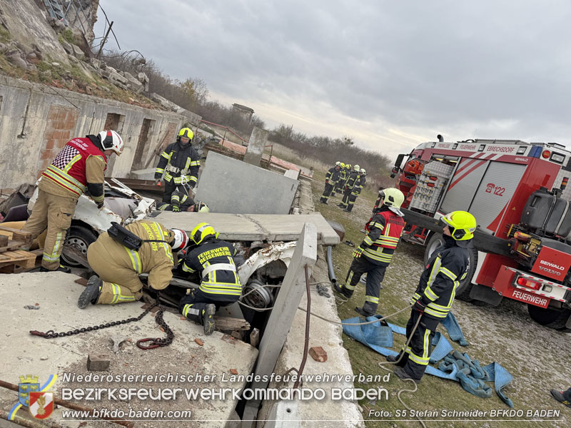 20251122_3. KHD-ZUG Baden übt am Katastrophenübungsplatz Tritolwerk Eggendorf   Foto: S5 Stefan Schneider BFKDO BADEN