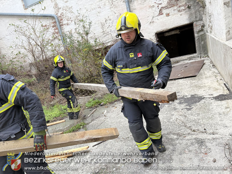 20251122_1. ZUG der 2. KHD Bereitschaft übt am Gelände des Tritolwerk  Foto: S5 Stefan Schneider BFKDO BADEN