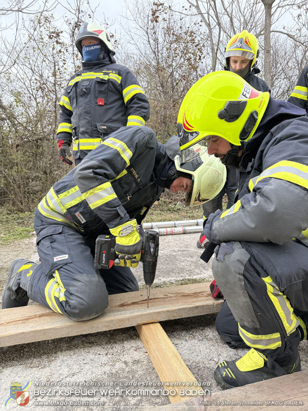 20251122_1. ZUG der 2. KHD Bereitschaft übt am Gelände des Tritolwerk  Foto: S5 Stefan Schneider BFKDO BADEN