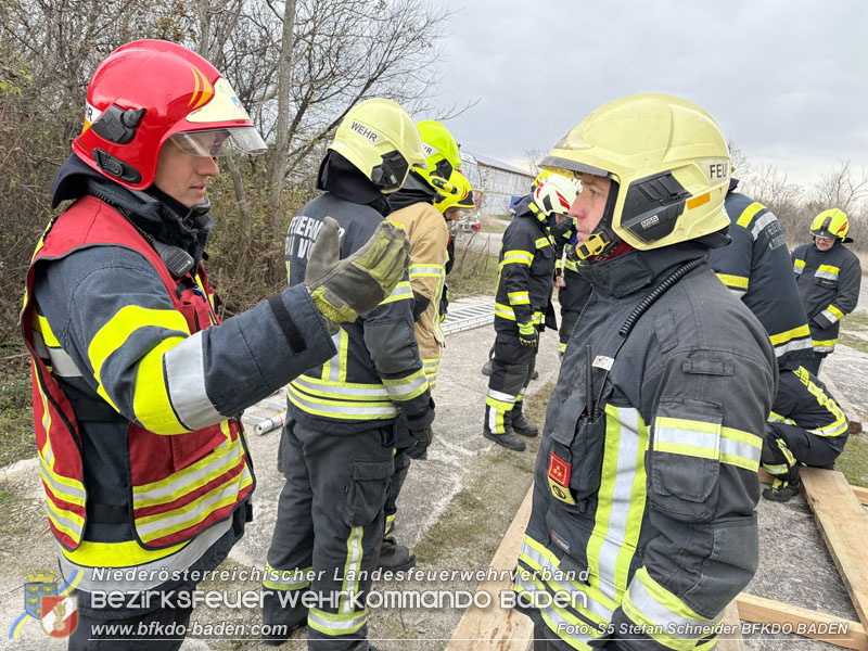 20251122_1. ZUG der 2. KHD Bereitschaft übt am Gelände des Tritolwerk  Foto: S5 Stefan Schneider BFKDO BADEN