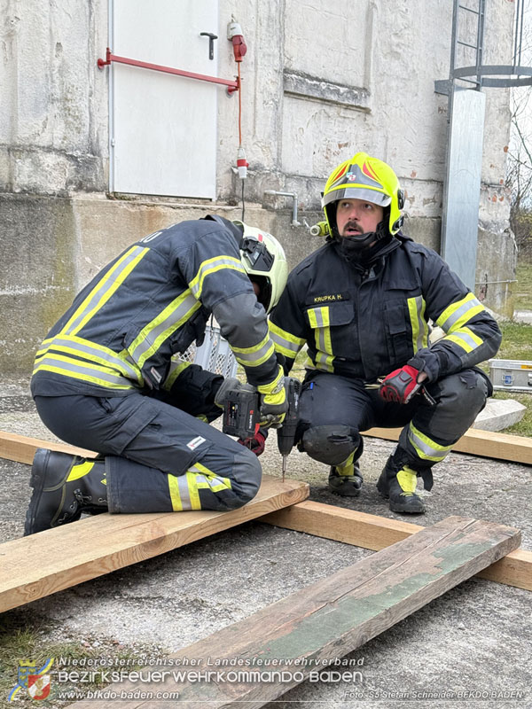 20251122_1. ZUG der 2. KHD Bereitschaft übt am Gelände des Tritolwerk  Foto: S5 Stefan Schneider BFKDO BADEN