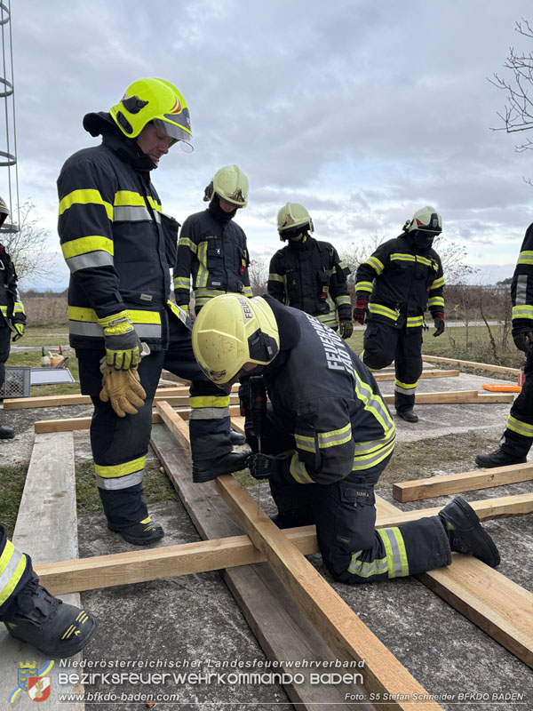 20251122_1. ZUG der 2. KHD Bereitschaft übt am Gelände des Tritolwerk  Foto: S5 Stefan Schneider BFKDO BADEN