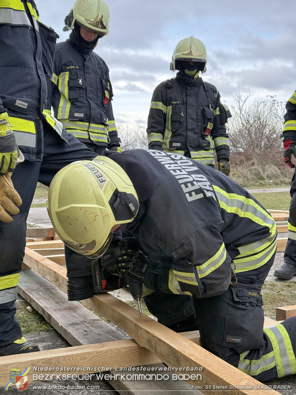 20251122_1. ZUG der 2. KHD Bereitschaft übt am Gelände des Tritolwerk  Foto: S5 Stefan Schneider BFKDO BADEN