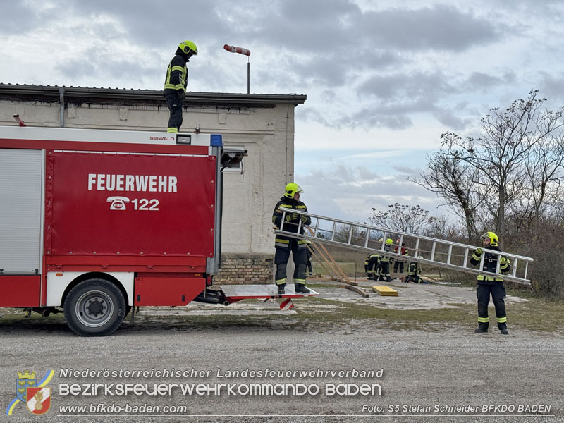 20251122_1. ZUG der 2. KHD Bereitschaft übt am Gelände des Tritolwerk  Foto: S5 Stefan Schneider BFKDO BADEN