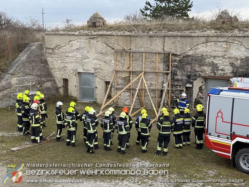 20251122_1. ZUG der 2. KHD Bereitschaft übt am Gelände des Tritolwerk  Foto: S5 Stefan Schneider BFKDO BADEN