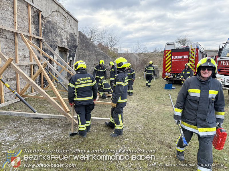 20251122_1. ZUG der 2. KHD Bereitschaft übt am Gelände des Tritolwerk  Foto: S5 Stefan Schneider BFKDO BADEN