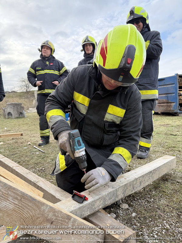 20251122_1. ZUG der 2. KHD Bereitschaft übt am Gelände des Tritolwerk  Foto: S5 Stefan Schneider BFKDO BADEN