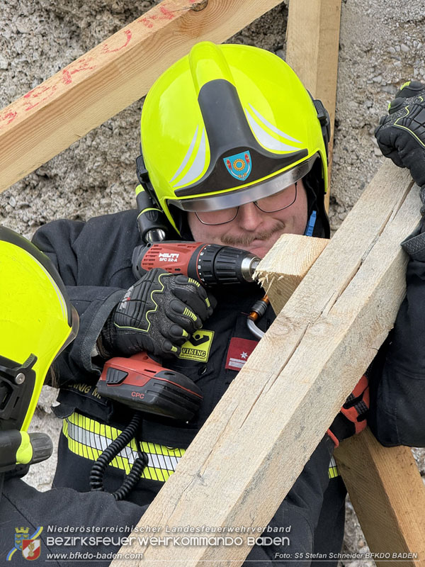 20251122_1. ZUG der 2. KHD Bereitschaft übt am Gelände des Tritolwerk  Foto: S5 Stefan Schneider BFKDO BADEN