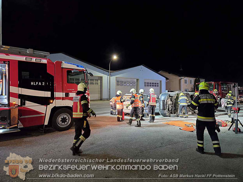 Frontalzusammenstoß als Übungsannahme - Gemeinsame Übung der FF Fahrafeld und FF Pottenstein Foto: ASB Markus Hackl Frontalzusammenstoß als Übungsannahme - Gemeinsame Übung der FF Fahrafeld und FF Pottenstein Foto: ASB Markus Hackl