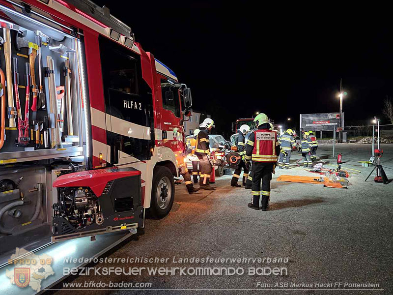 Frontalzusammenstoß als Übungsannahme - Gemeinsame Übung der FF Fahrafeld und FF Pottenstein Foto: ASB Markus Hackl Frontalzusammenstoß als Übungsannahme - Gemeinsame Übung der FF Fahrafeld und FF Pottenstein Foto: ASB Markus Hackl