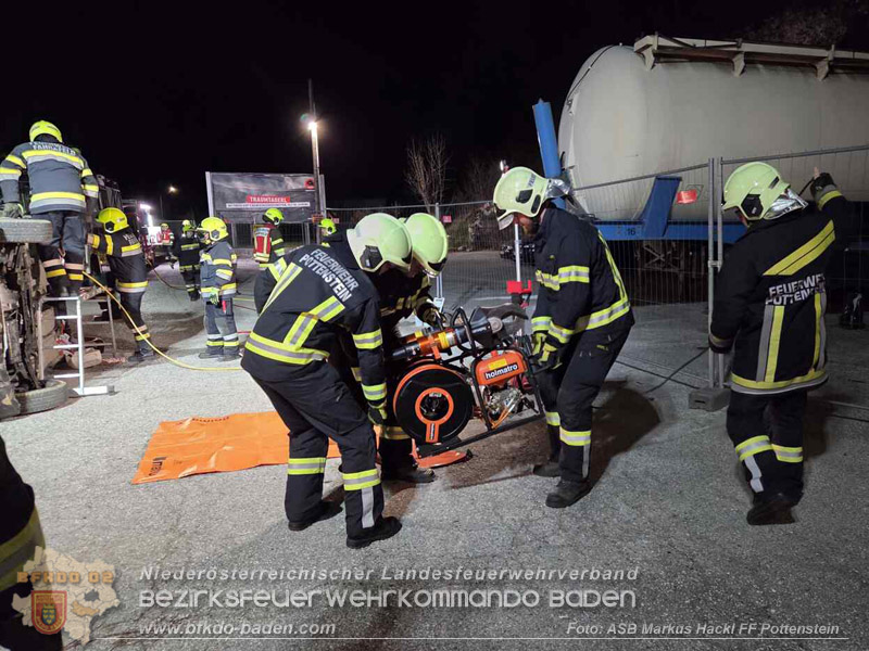 Frontalzusammenstoß als Übungsannahme - Gemeinsame Übung der FF Fahrafeld und FF Pottenstein Foto: ASB Markus Hackl Frontalzusammenstoß als Übungsannahme - Gemeinsame Übung der FF Fahrafeld und FF Pottenstein Foto: ASB Markus Hackl