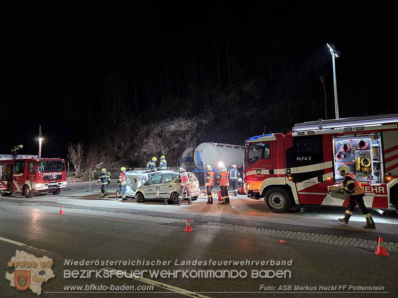 Frontalzusammenstoß als Übungsannahme - Gemeinsame Übung der FF Fahrafeld und FF Pottenstein Foto: ASB Markus Hackl Frontalzusammenstoß als Übungsannahme - Gemeinsame Übung der FF Fahrafeld und FF Pottenstein Foto: ASB Markus Hackl