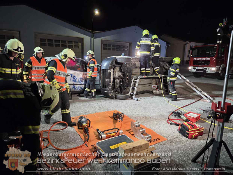 Frontalzusammenstoß als Übungsannahme - Gemeinsame Übung der FF Fahrafeld und FF Pottenstein Foto: ASB Markus Hackl Frontalzusammenstoß als Übungsannahme - Gemeinsame Übung der FF Fahrafeld und FF Pottenstein Foto: ASB Markus Hackl