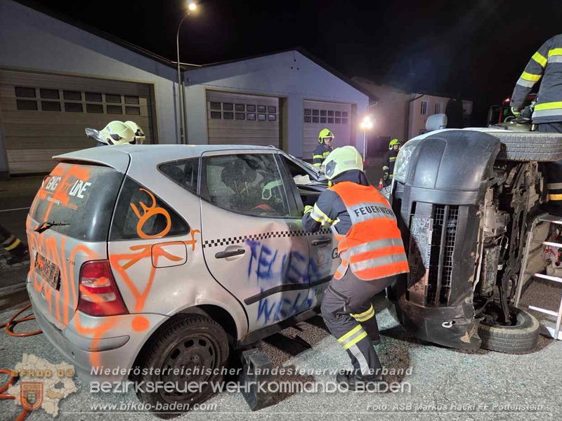 Frontalzusammenstoß als Übungsannahme - Gemeinsame Übung der FF Fahrafeld und FF Pottenstein Foto: ASB Markus Hackl Frontalzusammenstoß als Übungsannahme - Gemeinsame Übung der FF Fahrafeld und FF Pottenstein Foto: ASB Markus Hackl