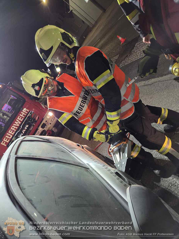 Frontalzusammenstoß als Übungsannahme - Gemeinsame Übung der FF Fahrafeld und FF Pottenstein Foto: ASB Markus Hackl Frontalzusammenstoß als Übungsannahme - Gemeinsame Übung der FF Fahrafeld und FF Pottenstein Foto: ASB Markus Hackl