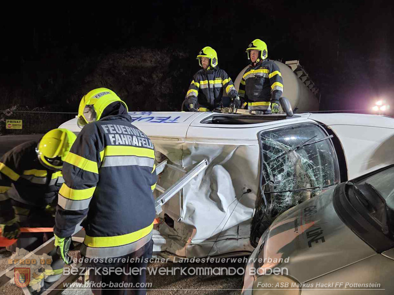 Frontalzusammenstoß als Übungsannahme - Gemeinsame Übung der FF Fahrafeld und FF Pottenstein Foto: ASB Markus Hackl Frontalzusammenstoß als Übungsannahme - Gemeinsame Übung der FF Fahrafeld und FF Pottenstein Foto: ASB Markus Hackl