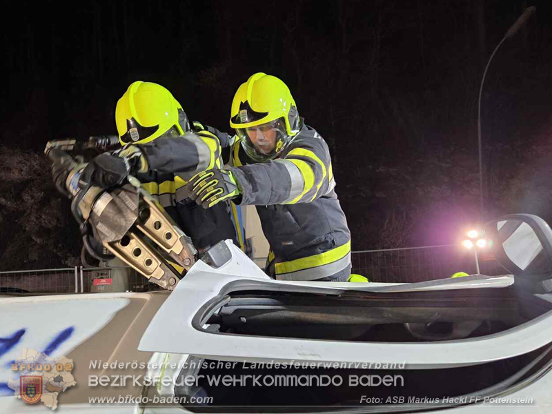 Frontalzusammenstoß als Übungsannahme - Gemeinsame Übung der FF Fahrafeld und FF Pottenstein Foto: ASB Markus Hackl Frontalzusammenstoß als Übungsannahme - Gemeinsame Übung der FF Fahrafeld und FF Pottenstein Foto: ASB Markus Hackl