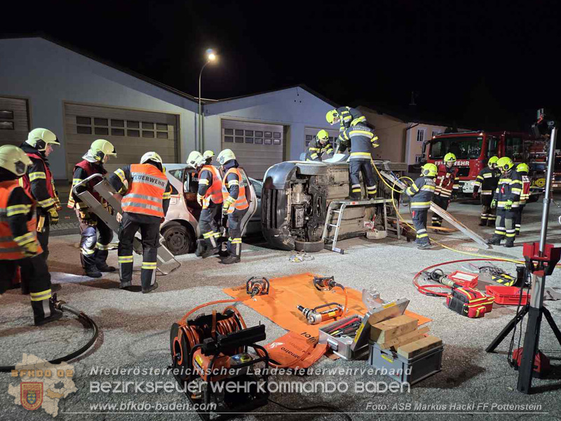 Frontalzusammenstoß als Übungsannahme - Gemeinsame Übung der FF Fahrafeld und FF Pottenstein Foto: ASB Markus Hackl Frontalzusammenstoß als Übungsannahme - Gemeinsame Übung der FF Fahrafeld und FF Pottenstein Foto: ASB Markus Hackl