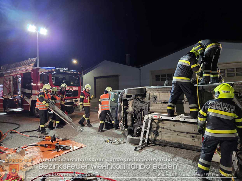 Frontalzusammenstoß als Übungsannahme - Gemeinsame Übung der FF Fahrafeld und FF Pottenstein Foto: ASB Markus Hackl Frontalzusammenstoß als Übungsannahme - Gemeinsame Übung der FF Fahrafeld und FF Pottenstein Foto: ASB Markus Hackl