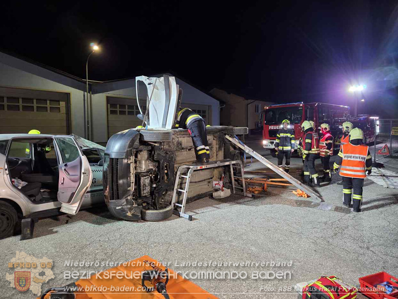 Frontalzusammenstoß als Übungsannahme - Gemeinsame Übung der FF Fahrafeld und FF Pottenstein Foto: ASB Markus Hackl Frontalzusammenstoß als Übungsannahme - Gemeinsame Übung der FF Fahrafeld und FF Pottenstein Foto: ASB Markus Hackl