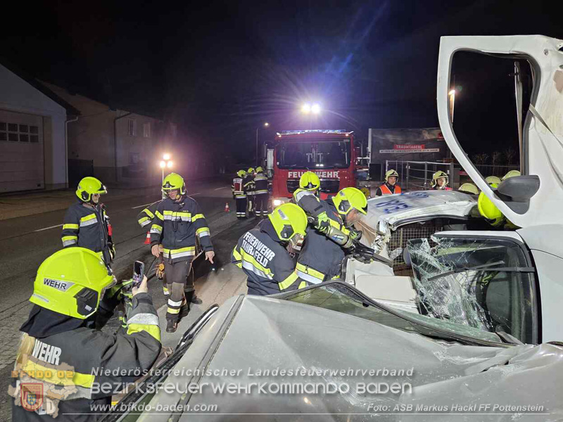 Frontalzusammenstoß als Übungsannahme - Gemeinsame Übung der FF Fahrafeld und FF Pottenstein Foto: ASB Markus Hackl Frontalzusammenstoß als Übungsannahme - Gemeinsame Übung der FF Fahrafeld und FF Pottenstein Foto: ASB Markus Hackl