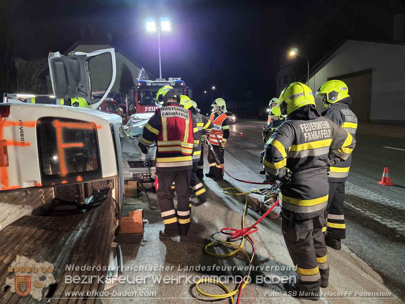 Frontalzusammenstoß als Übungsannahme - Gemeinsame Übung der FF Fahrafeld und FF Pottenstein Foto: ASB Markus Hackl Frontalzusammenstoß als Übungsannahme - Gemeinsame Übung der FF Fahrafeld und FF Pottenstein Foto: ASB Markus Hackl