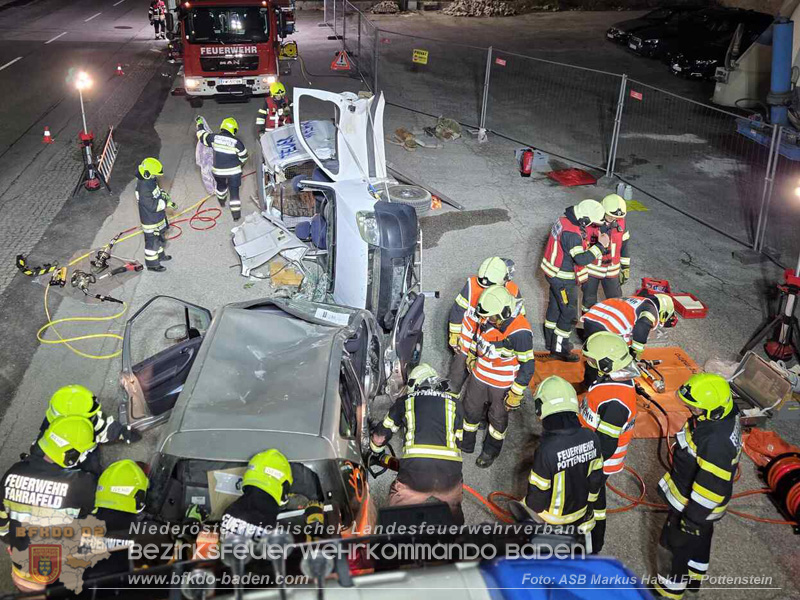 Frontalzusammensto� als �bungsannahme - Gemeinsame �bung der FF Fahrafeld und FF Pottenstein  Foto: ASB Markus Hackl