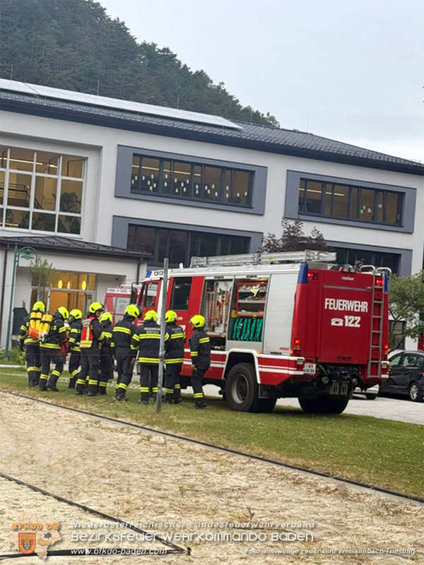 20260605_Gro��bung in der Mittelschule Weissenbach a.d.Triesting   Foto: FF Weissenbach/Triesting