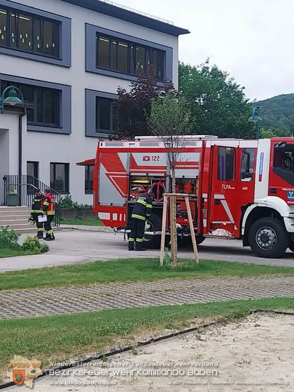 20260605_Gro��bung in der Mittelschule Weissenbach a.d.Triesting   Foto: FF Weissenbach/Triesting